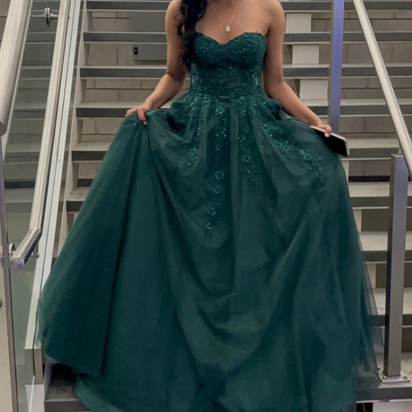 Emerald green prom gown - Picture 1 of 1